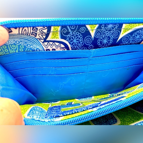 Vera Bradley Trifold Wallet-Blue & Green Daisy Pattern-Never Used-Retired Design - Picture 7 of 7